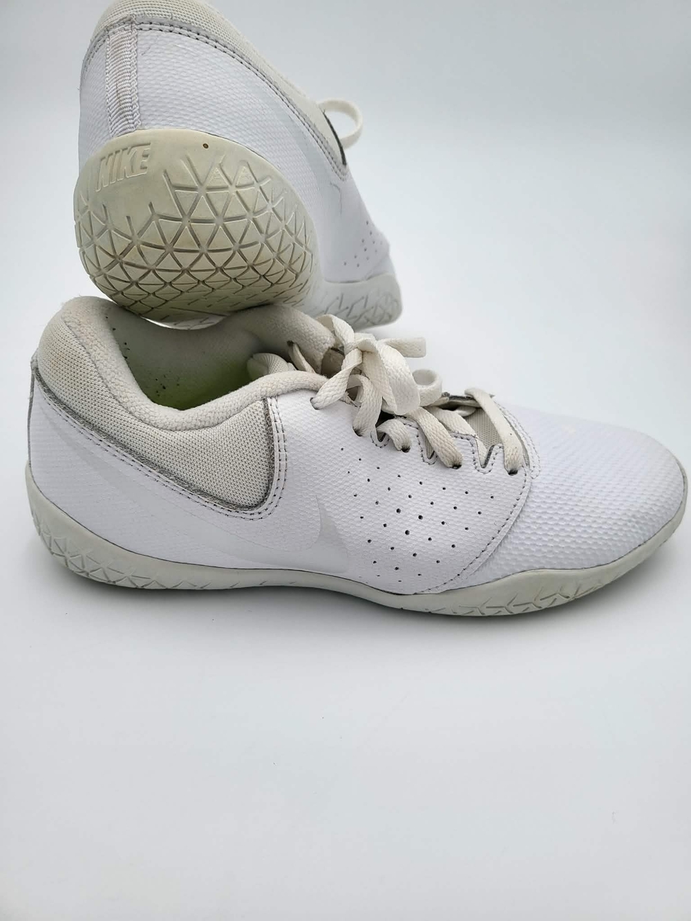 Nike Women’s White Lightweight Cheer Training Shoes 2Y